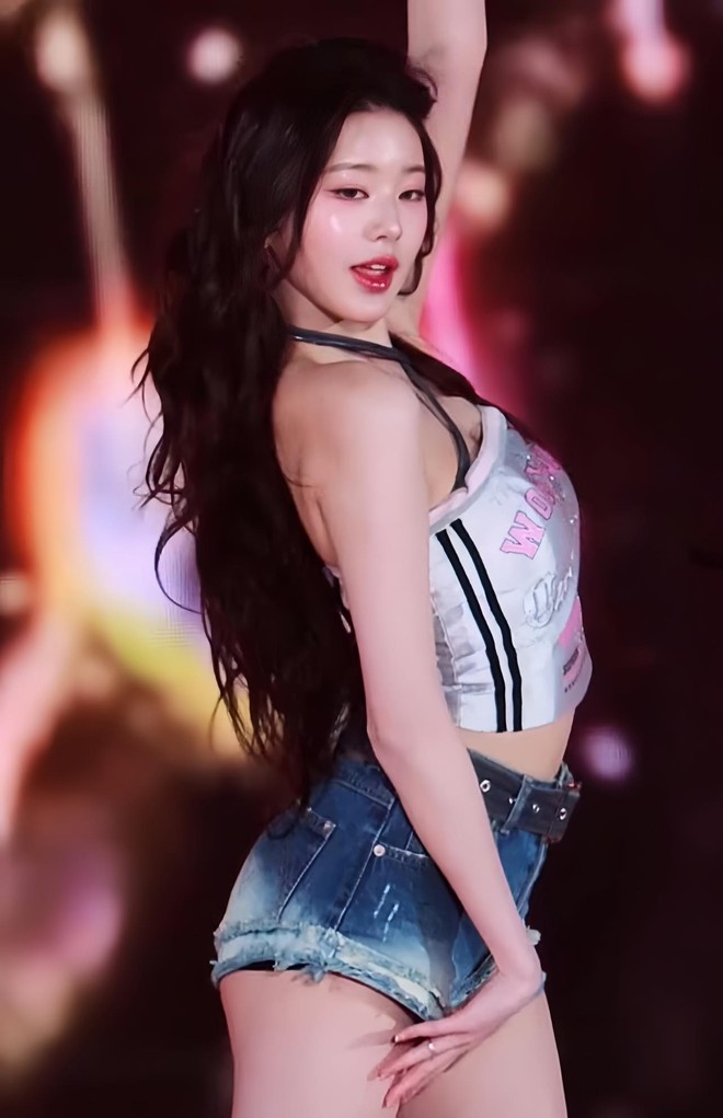 Sexy hay phản cảm? Lại thêm 1 outfit siêu ngắn gây tranh cãi của Kpop- Ảnh 13.