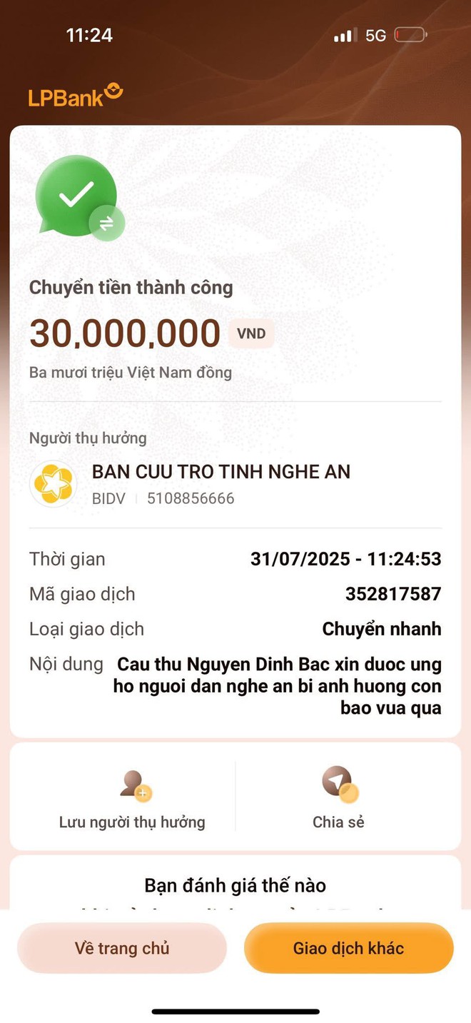 Đình Bắc U23 Việt Nam vừa vô địch trở về có hành động ý nghĩa, ủng hộ đồng bào Nghệ An vượt qua khó khăn- Ảnh 1.