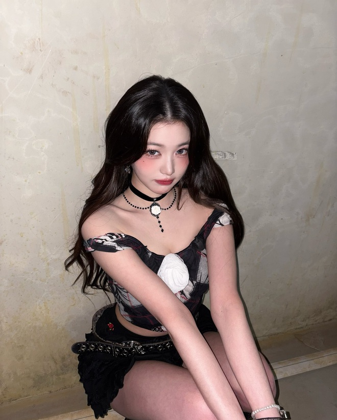 Sexy hay phản cảm? Lại thêm 1 outfit siêu ngắn gây tranh cãi của Kpop- Ảnh 16.