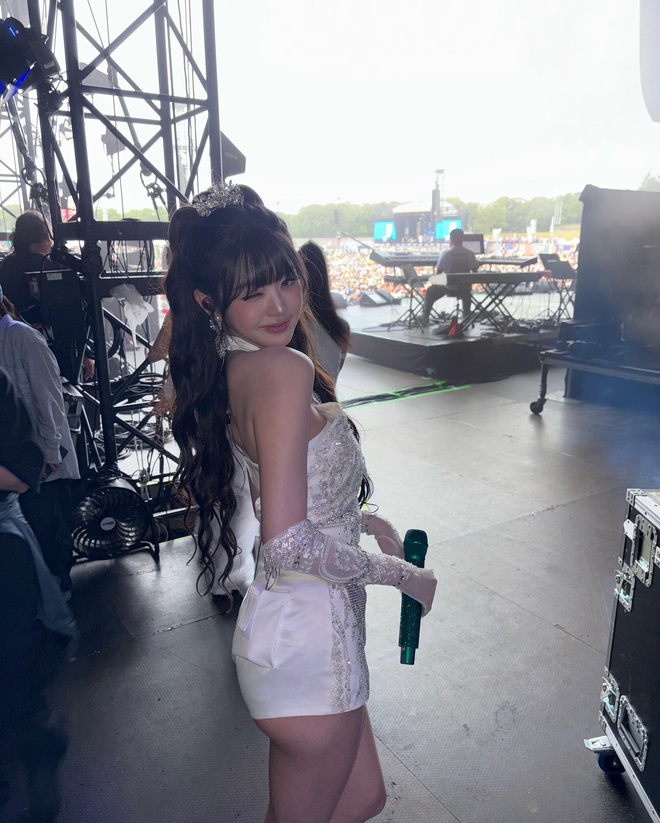 Sexy hay phản cảm? Lại thêm 1 outfit siêu ngắn gây tranh cãi của Kpop- Ảnh 15.