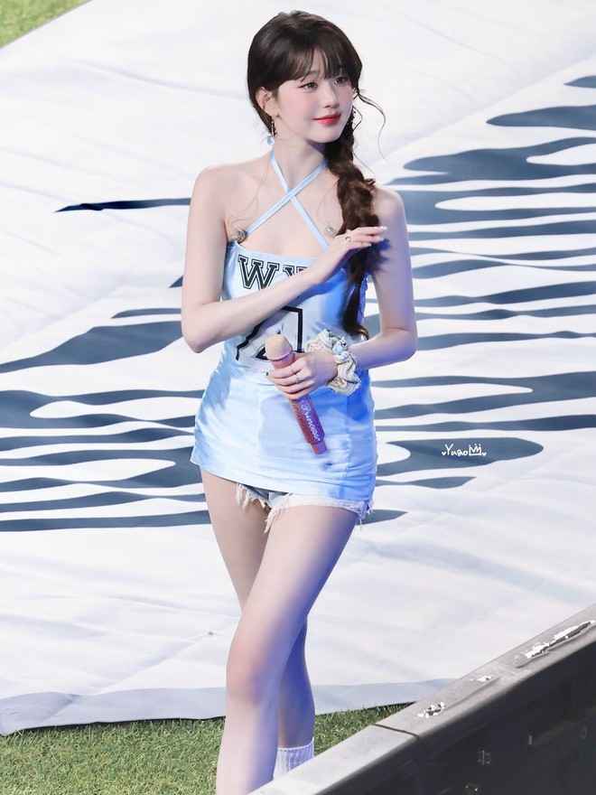 Sexy hay phản cảm? Lại thêm 1 outfit siêu ngắn gây tranh cãi của Kpop- Ảnh 1.
