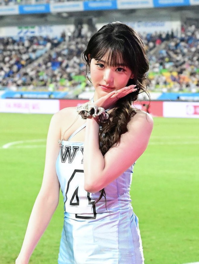 Sexy hay phản cảm? Lại thêm 1 outfit siêu ngắn gây tranh cãi của Kpop- Ảnh 8.
