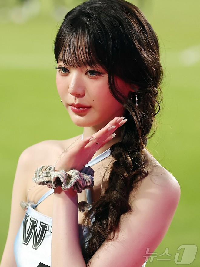 Sexy hay phản cảm? Lại thêm 1 outfit siêu ngắn gây tranh cãi của Kpop- Ảnh 12.