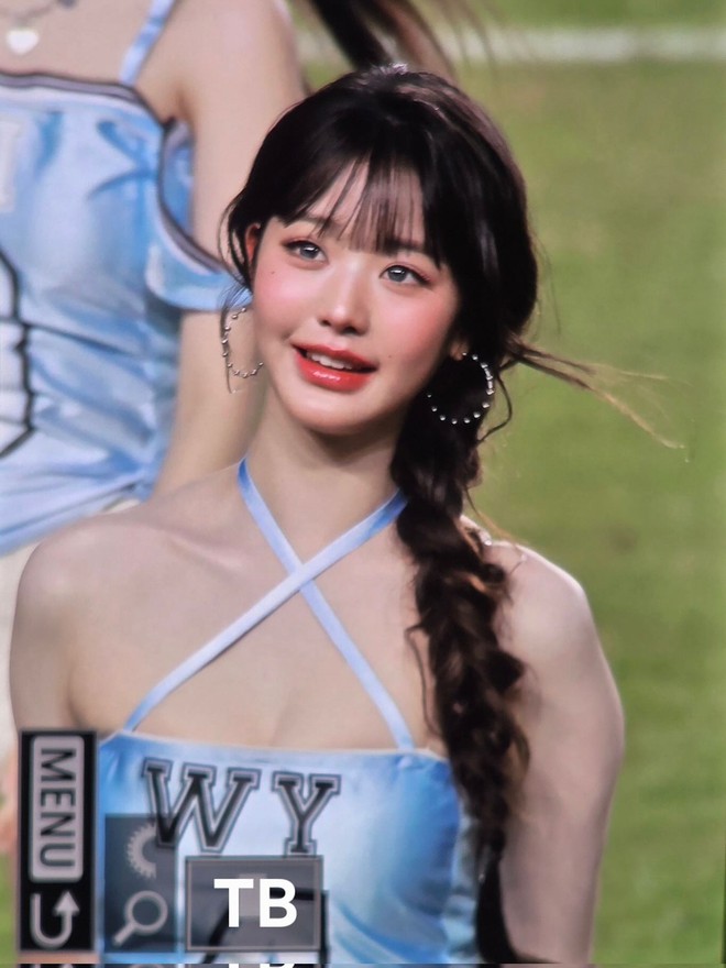 Sexy hay phản cảm? Lại thêm 1 outfit siêu ngắn gây tranh cãi của Kpop- Ảnh 9.