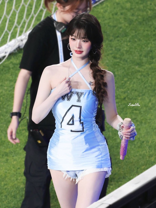 Sexy hay phản cảm? Lại thêm 1 outfit siêu ngắn gây tranh cãi của Kpop- Ảnh 2.