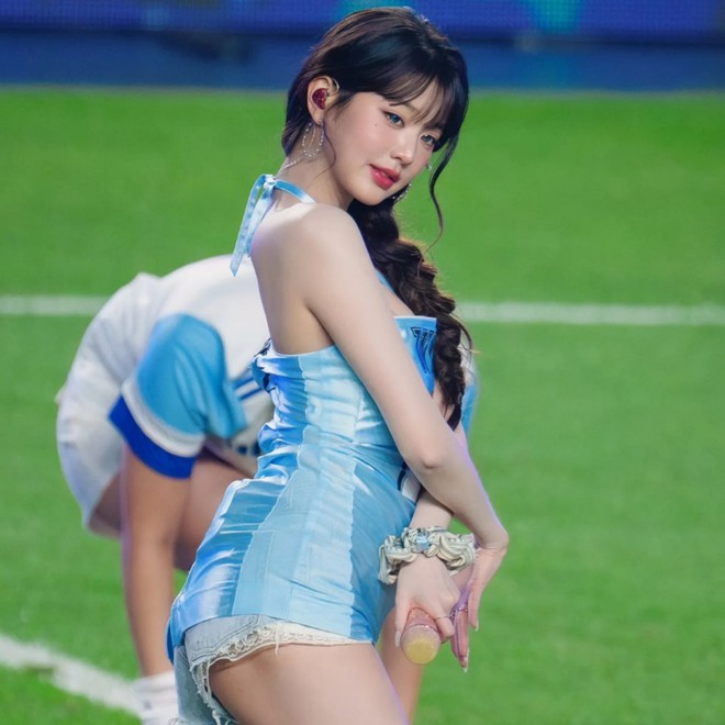 Sexy hay phản cảm? Lại thêm 1 outfit siêu ngắn gây tranh cãi của Kpop- Ảnh 5.