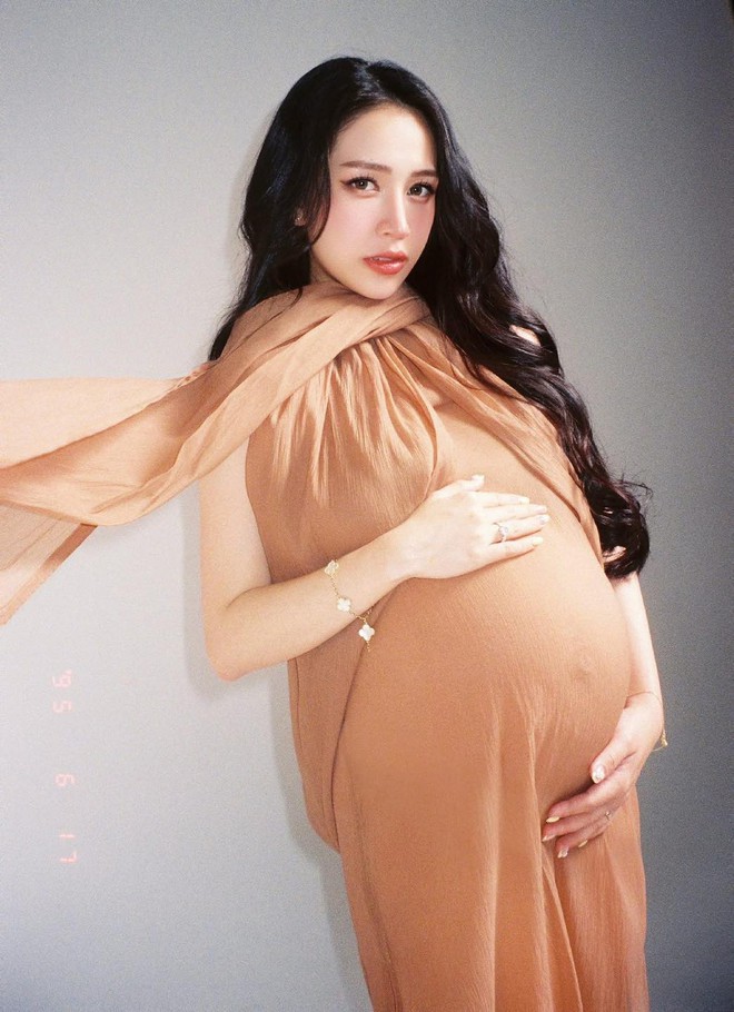 Joyce Phạm khoe thần thái đỉnh chóp ở tháng thứ 9 thai kỳ, dân tình bất ngờ phát hiện điểm trùng hợp này- Ảnh 4.