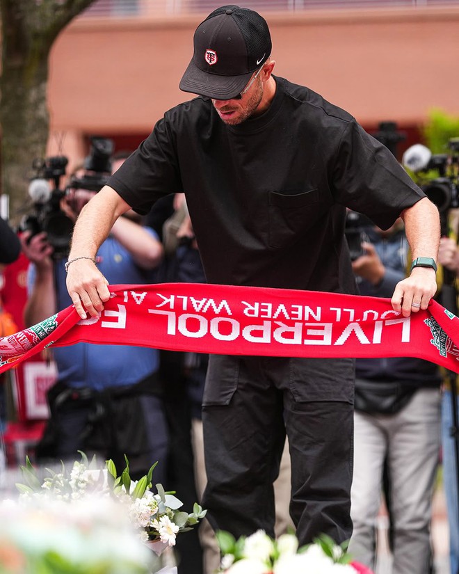 Đồng đội ở Liverpool đau đớn khóc nghẹn tiễn biệt Diogo Jota, hàng nghìn người xếp hàng giữa trời nắng chờ viếng chàng cầu thủ- Ảnh 6.