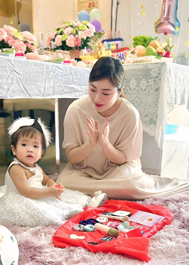 Thanh Trúc tổ chức lễ thôi nôi cho con: 2 món đồ bé Kỳ Kỳ chọn nói gì về tương lai?- Ảnh 7. Thanh Trúc tổ chức lễ thôi nôi cho con: 2 món đồ bé Kỳ Kỳ chọn nói gì về tương lai?- Ảnh 7.