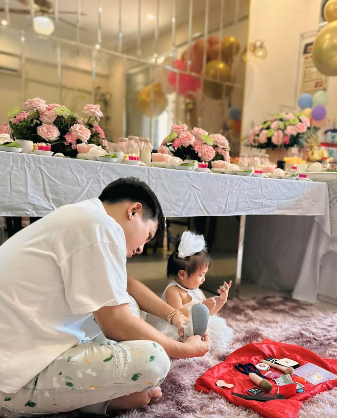 Thanh Trúc tổ chức lễ thôi nôi cho con: 2 món đồ bé Kỳ Kỳ chọn nói gì về tương lai?- Ảnh 6. Thanh Trúc tổ chức lễ thôi nôi cho con: 2 món đồ bé Kỳ Kỳ chọn nói gì về tương lai?- Ảnh 6.