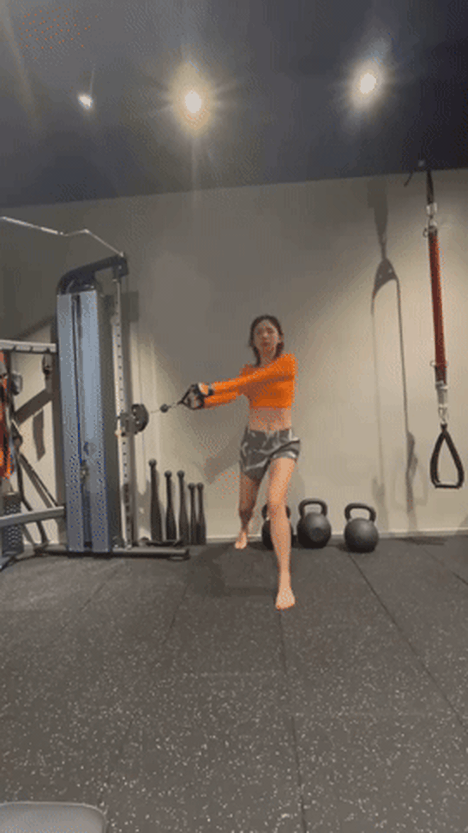Tóc Tiên có body "nóng bỏng mắt" là nhờ squat và plank cả đấy, hội chị em ngắm rồi đi tập liền đi!- Ảnh 8. Tóc Tiên có body "nóng bỏng mắt" là nhờ squat và plank cả đấy, hội chị em ngắm rồi đi tập liền đi!- Ảnh 8.