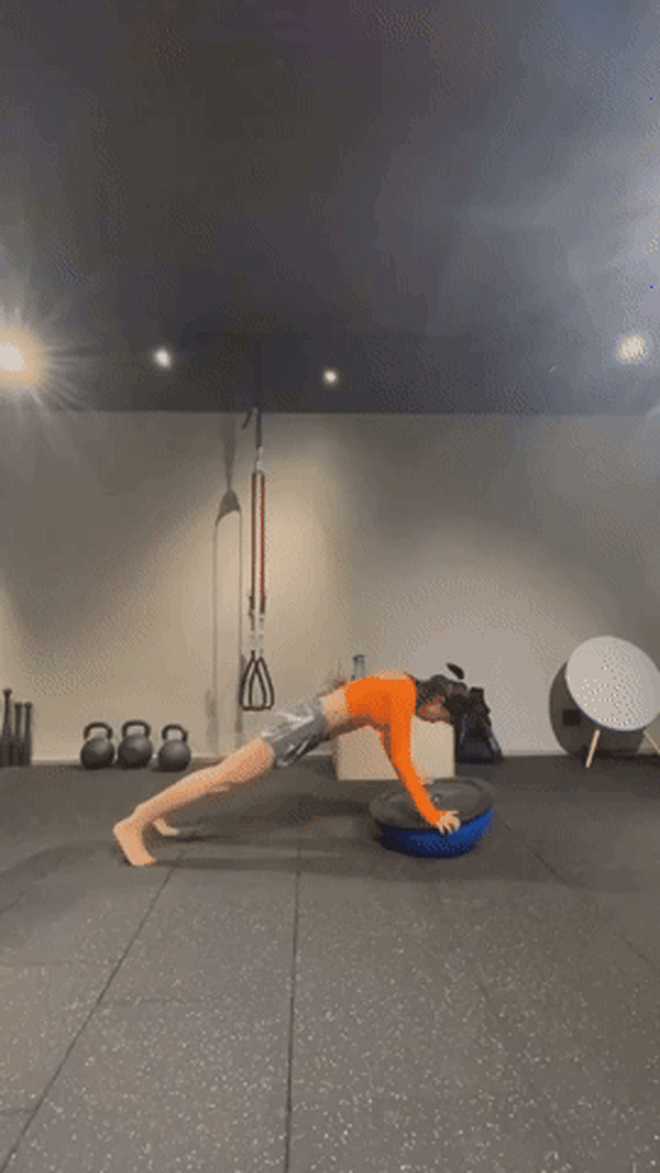 Tóc Tiên có body "nóng bỏng mắt" là nhờ squat và plank cả đấy, hội chị em ngắm rồi đi tập liền đi!- Ảnh 9. Tóc Tiên có body "nóng bỏng mắt" là nhờ squat và plank cả đấy, hội chị em ngắm rồi đi tập liền đi!- Ảnh 9.