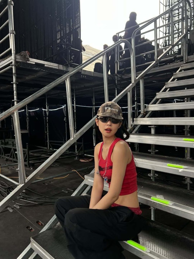 Nóng không kém concert BLACKPINK chính là vòng eo “bé xíu xiu” của Jennie- Ảnh 1.