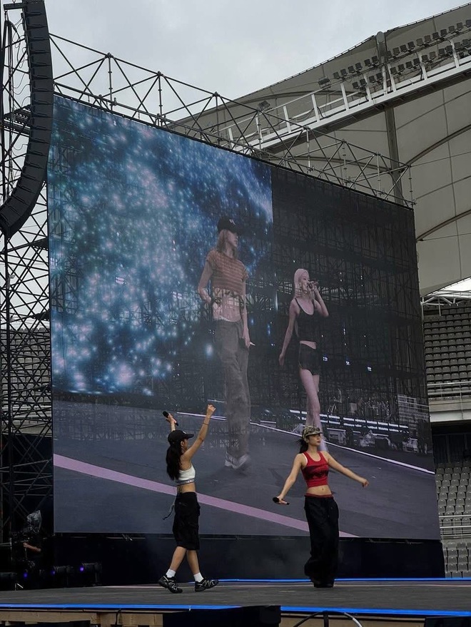 Nóng không kém concert BLACKPINK chính là vòng eo “bé xíu xiu” của Jennie- Ảnh 2.