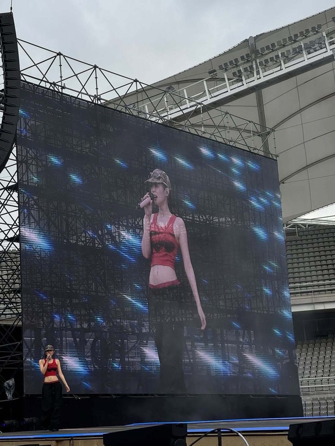 Nóng không kém concert BLACKPINK chính là vòng eo “bé xíu xiu” của Jennie- Ảnh 5.