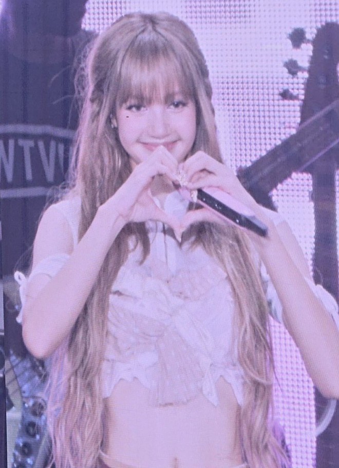 Lisa thay đổi làm dân tình “quay xe”, outfit đặc biệt thành tâm điểm trong concert BLACKPINK- Ảnh 4.