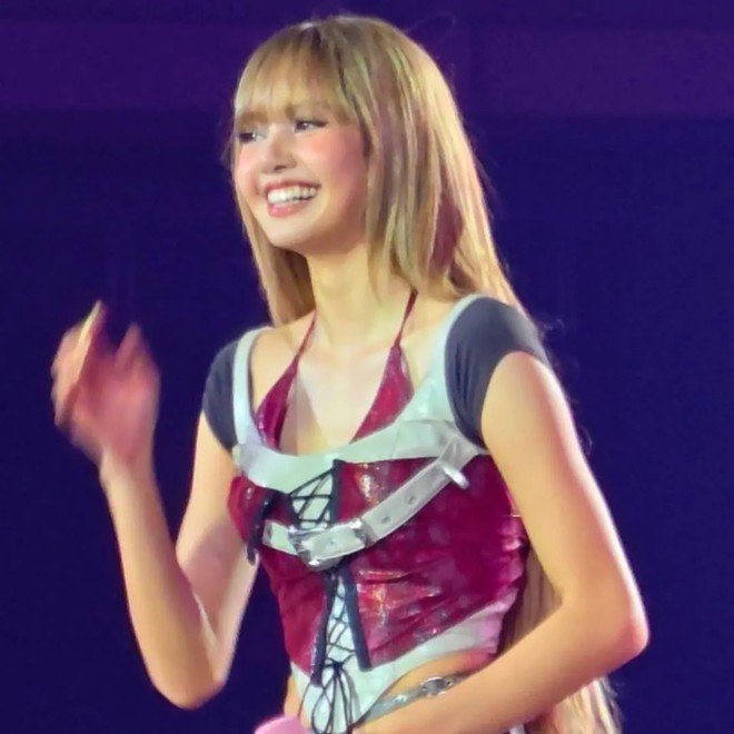 Lisa thay đổi làm dân tình “quay xe”, outfit đặc biệt thành tâm điểm trong concert BLACKPINK- Ảnh 1.