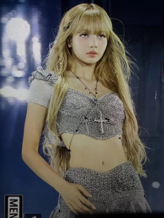 Lisa thay đổi làm dân tình “quay xe”, outfit đặc biệt thành tâm điểm trong concert BLACKPINK- Ảnh 3.