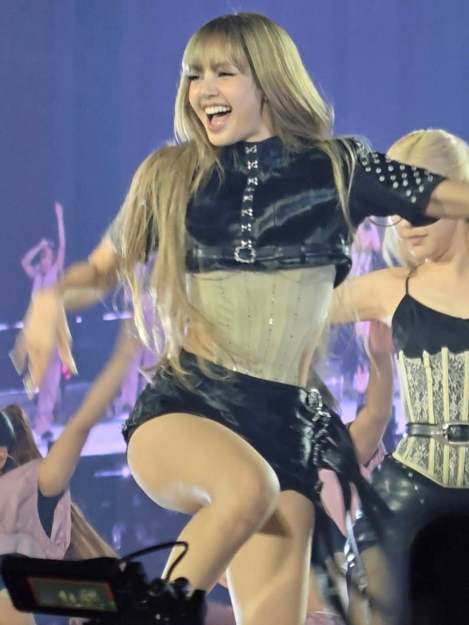 Lisa thay đổi làm dân tình “quay xe”, outfit đặc biệt thành tâm điểm trong concert BLACKPINK- Ảnh 2.