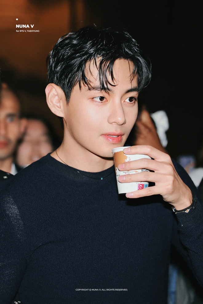 Ảnh siêu hot trong ngày: V (BTS) - Park Bo Gum tình tứ choàng tay, nép mình tạo 7749 kịch bản đam mỹ!- Ảnh 7.