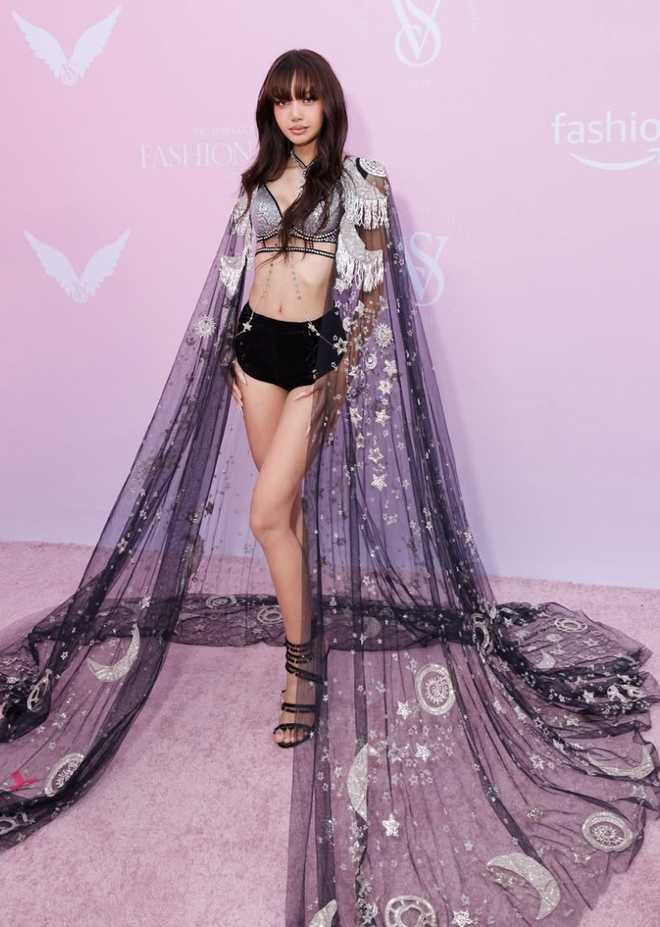 Lisa (BLACKPINK) chiếm trọn spotlight với body cực chiến, một phần nhờ chăm tập boxing đấy nhé!- Ảnh 15.