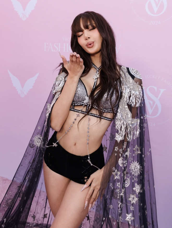 Lisa (BLACKPINK) chiếm trọn spotlight với body cực chiến, một phần nhờ chăm tập boxing đấy nhé!- Ảnh 16.