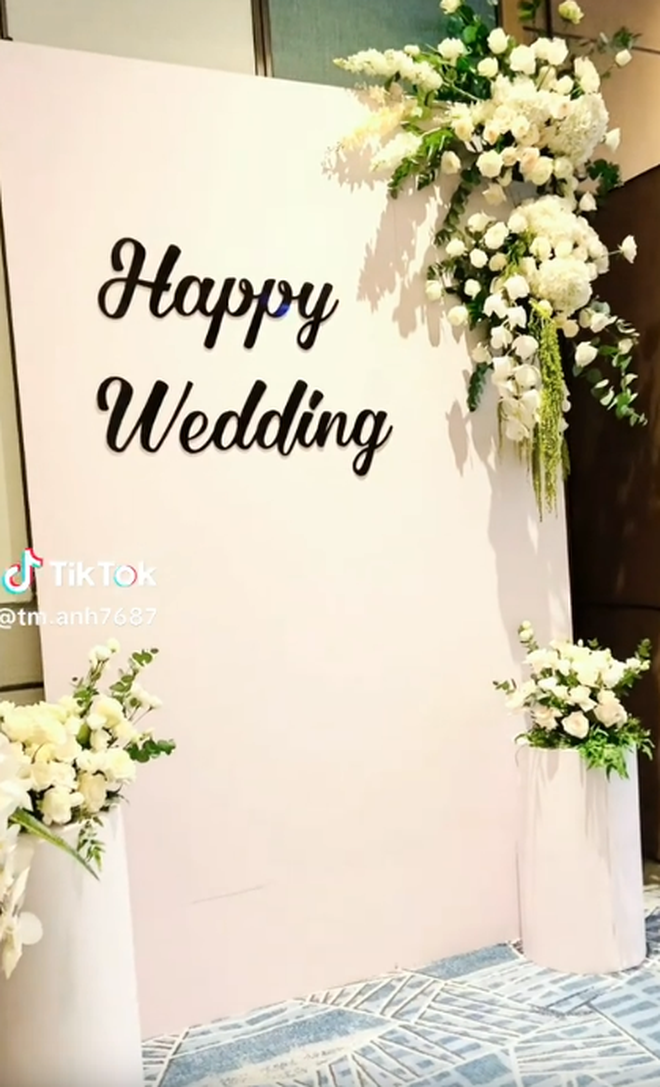 Đám cưới Hoa hậu 99 và chồng Phó giám đốc: Tổ chức ở quê nhà, cô dâu lộ bụng lùm lùm- Ảnh 2.