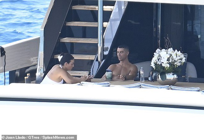 "Tóm gọn" Ronaldo cùng bạn gái sexy trên du thuyền, không đến dự tang lễ Diogo Jota, dân mạng tranh cãi kịch liệt- Ảnh 2.