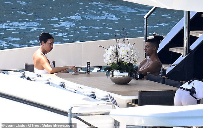 "Tóm gọn" Ronaldo cùng bạn gái sexy trên du thuyền, không đến dự tang lễ Diogo Jota, dân mạng tranh cãi kịch liệt- Ảnh 1.