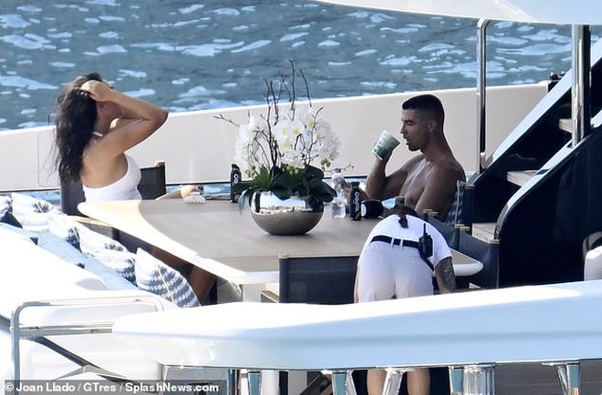 "Tóm gọn" Ronaldo cùng bạn gái sexy trên du thuyền, không đến dự tang lễ Diogo Jota, dân mạng tranh cãi kịch liệt- Ảnh 4.