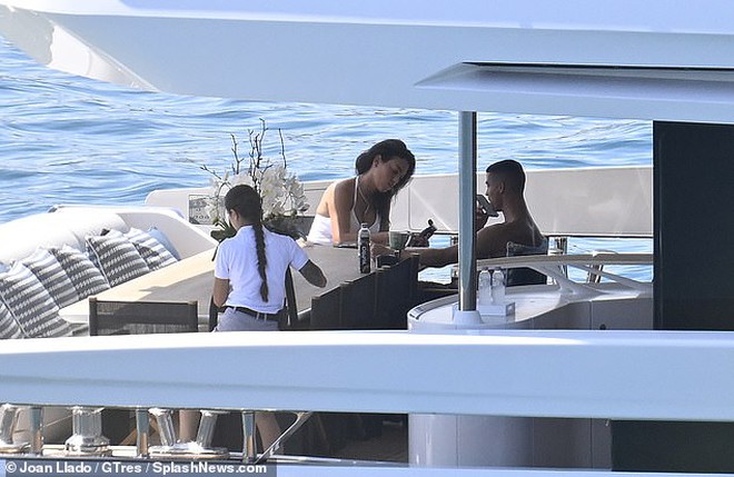 "Tóm gọn" Ronaldo cùng bạn gái sexy trên du thuyền, không đến dự tang lễ Diogo Jota, dân mạng tranh cãi kịch liệt- Ảnh 3.