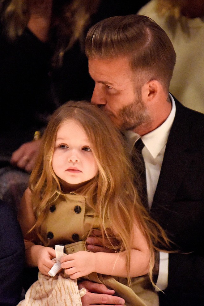 Harper Beckham lớn lên thế nào: Nổi tiếng, xinh đẹp, sống đời tiểu thư tài phiệt đẹp như mơ, nhưng bị anh cả quay lưng?- Ảnh 2.