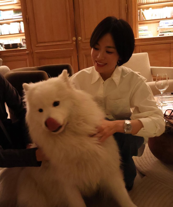 Song Hye Kyo 43 tuổi vẫn là "sách mẫu" mặc đẹp, hội gái trẻ cũng muốn copy- Ảnh 10.