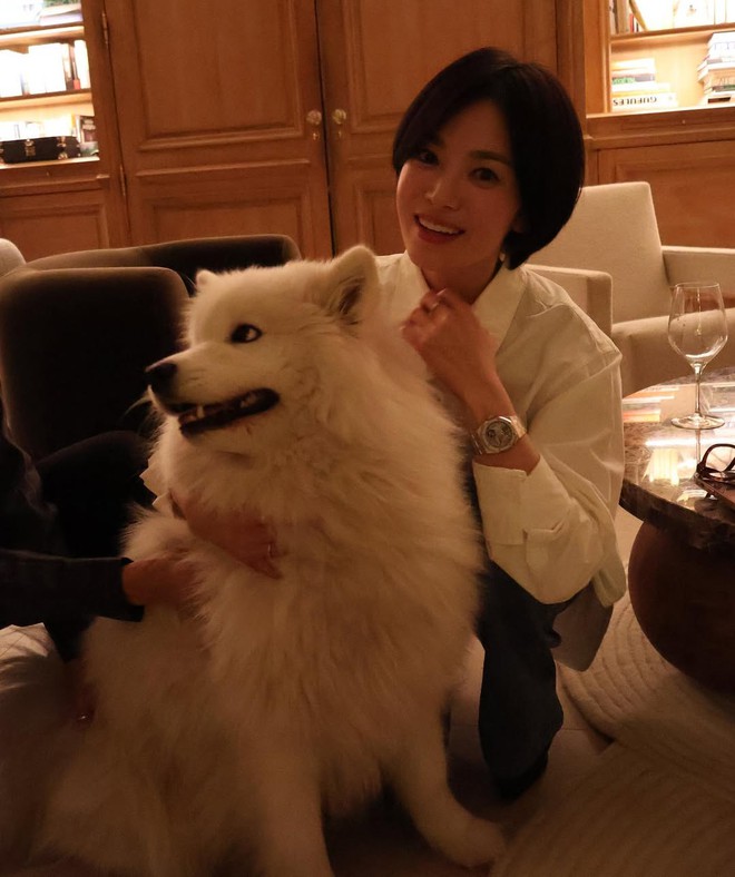 Song Hye Kyo 43 tuổi vẫn là "sách mẫu" mặc đẹp, hội gái trẻ cũng muốn copy- Ảnh 9.