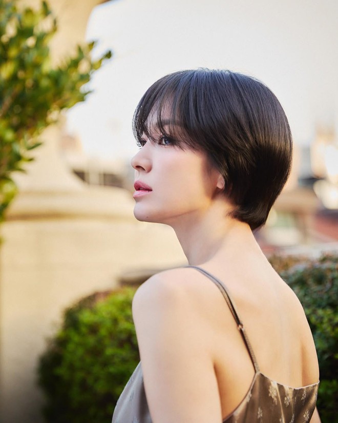 Song Hye Kyo 43 tuổi vẫn là "sách mẫu" mặc đẹp, hội gái trẻ cũng muốn copy- Ảnh 11.
