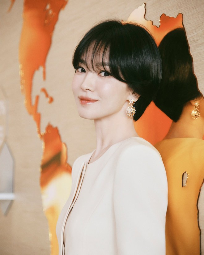 Song Hye Kyo 43 tuổi vẫn là "sách mẫu" mặc đẹp, hội gái trẻ cũng muốn copy- Ảnh 13.