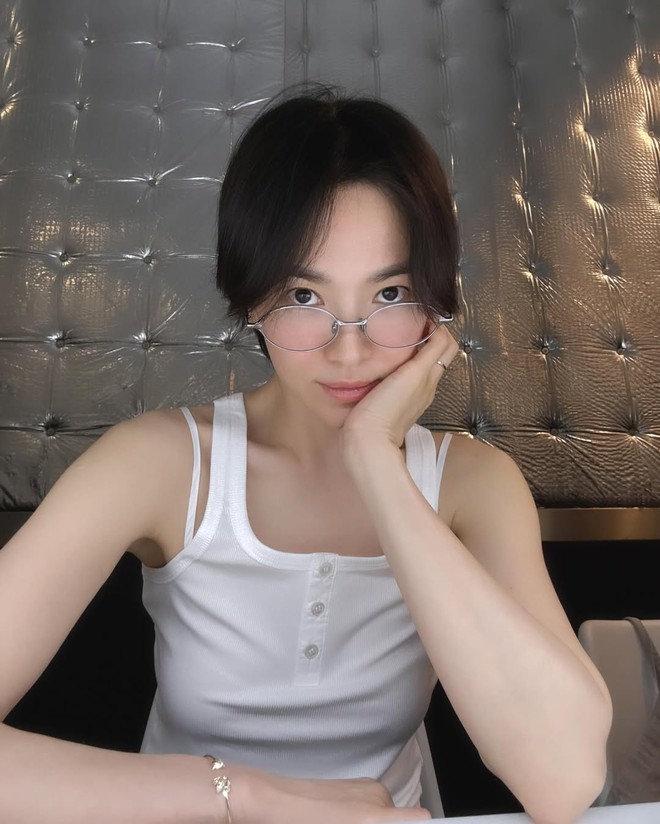 Song Hye Kyo 43 tuổi vẫn là "sách mẫu" mặc đẹp, hội gái trẻ cũng muốn copy- Ảnh 7.