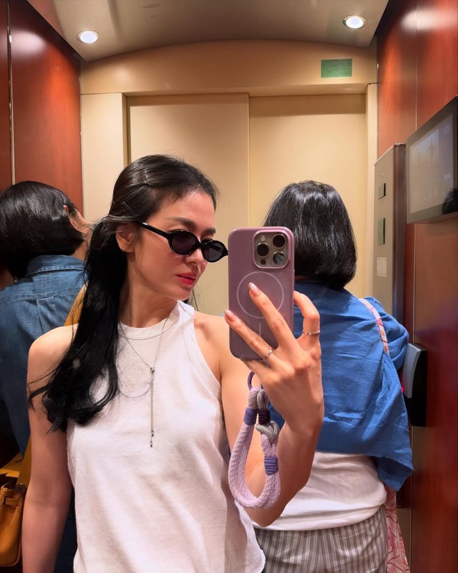 Song Hye Kyo 43 tuổi vẫn là "sách mẫu" mặc đẹp, hội gái trẻ cũng muốn copy- Ảnh 6.