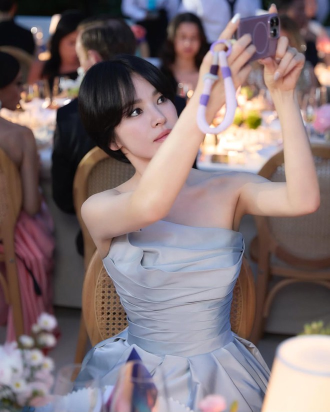 Song Hye Kyo 43 tuổi vẫn là "sách mẫu" mặc đẹp, hội gái trẻ cũng muốn copy- Ảnh 12.