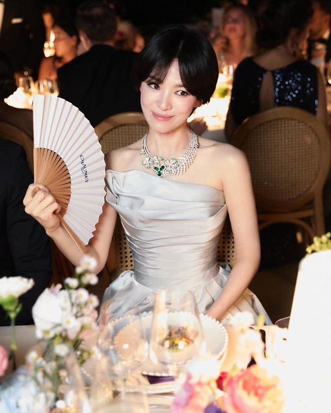 Song Hye Kyo 43 tuổi vẫn là "sách mẫu" mặc đẹp, hội gái trẻ cũng muốn copy- Ảnh 14.