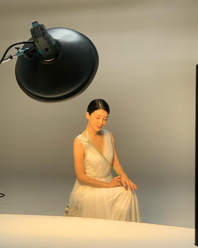 Phụ nữ trên 45 tuổi không cần phối đồ cầu kỳ, cứ mặc đơn giản như Lee Bo Young là xuất sắc- Ảnh 1.