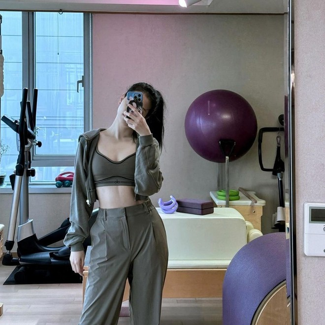 Đẹp cỡ Jisoo (BLACKPINK) còn miệt mài tập môn này "độ dáng", chị em muốn eo thon, dáng đẹp học tập đi thôi!- Ảnh 14. Đẹp cỡ Jisoo (BLACKPINK) còn miệt mài tập môn này "độ dáng", chị em muốn eo thon, dáng đẹp học tập đi thôi!- Ảnh 14.