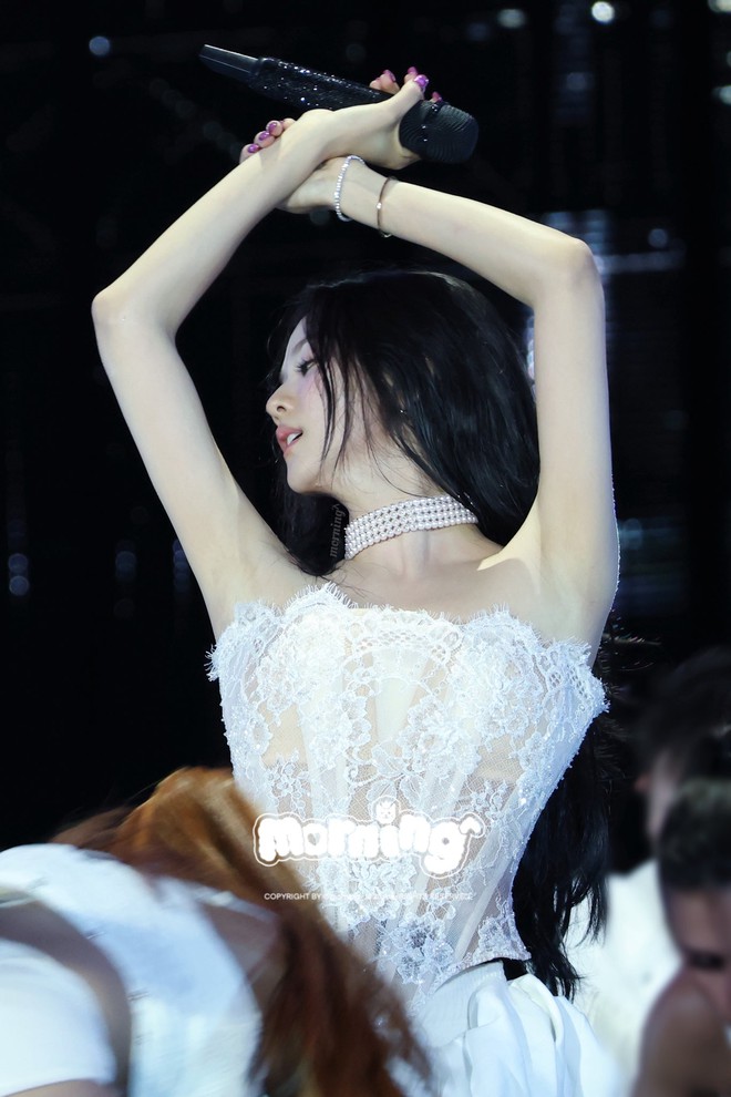 Đẹp cỡ Jisoo (BLACKPINK) còn miệt mài tập môn này "độ dáng", chị em muốn eo thon, dáng đẹp học tập đi thôi!- Ảnh 3. Đẹp cỡ Jisoo (BLACKPINK) còn miệt mài tập môn này "độ dáng", chị em muốn eo thon, dáng đẹp học tập đi thôi!- Ảnh 3.