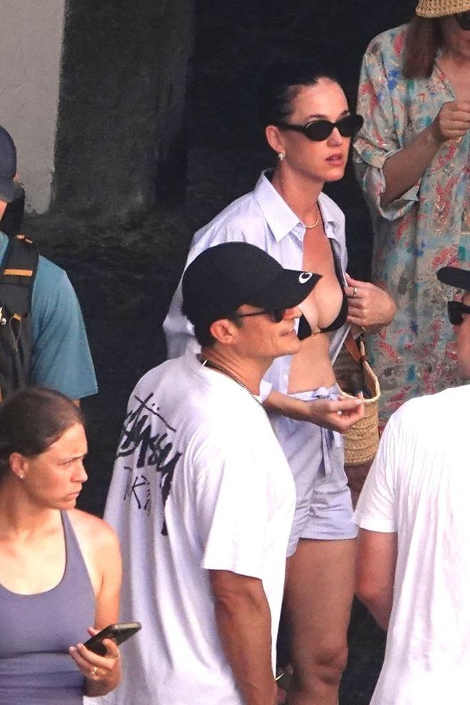 Katy Perry hiên ngang ôm ấp trai lạ trước mặt Orlando Bloom chỉ sau 3 ngày chia tay- Ảnh 1.
