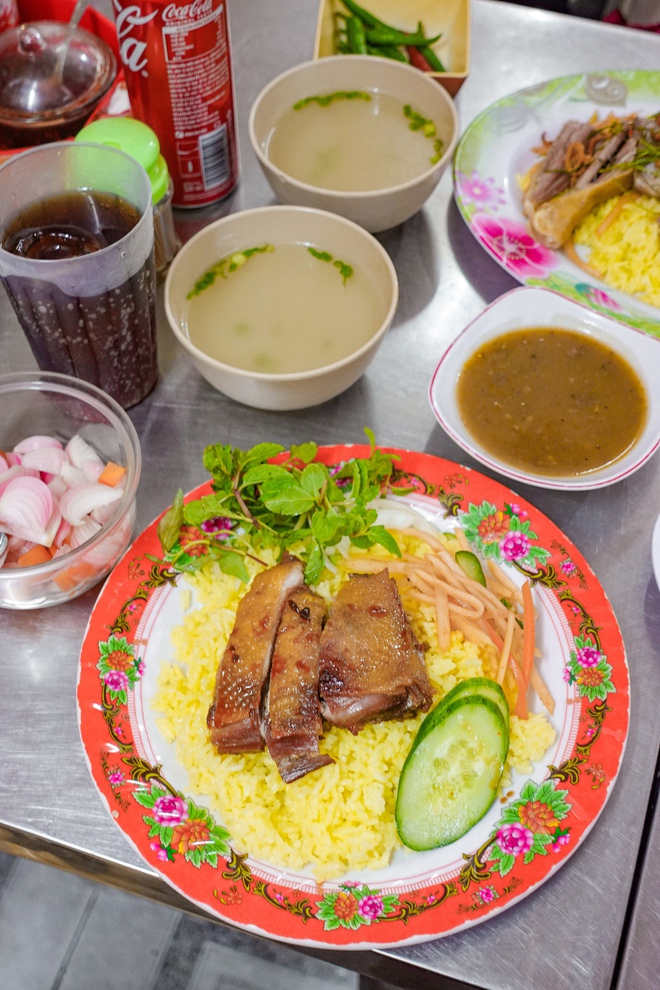 Hàng cơm gà "fomo" ở Đà Nẵng khiến du khách "sợ bỏ lỡ", Tina Thảo Thi cũng trầm trồ vì 1 chi tiết- Ảnh 8.