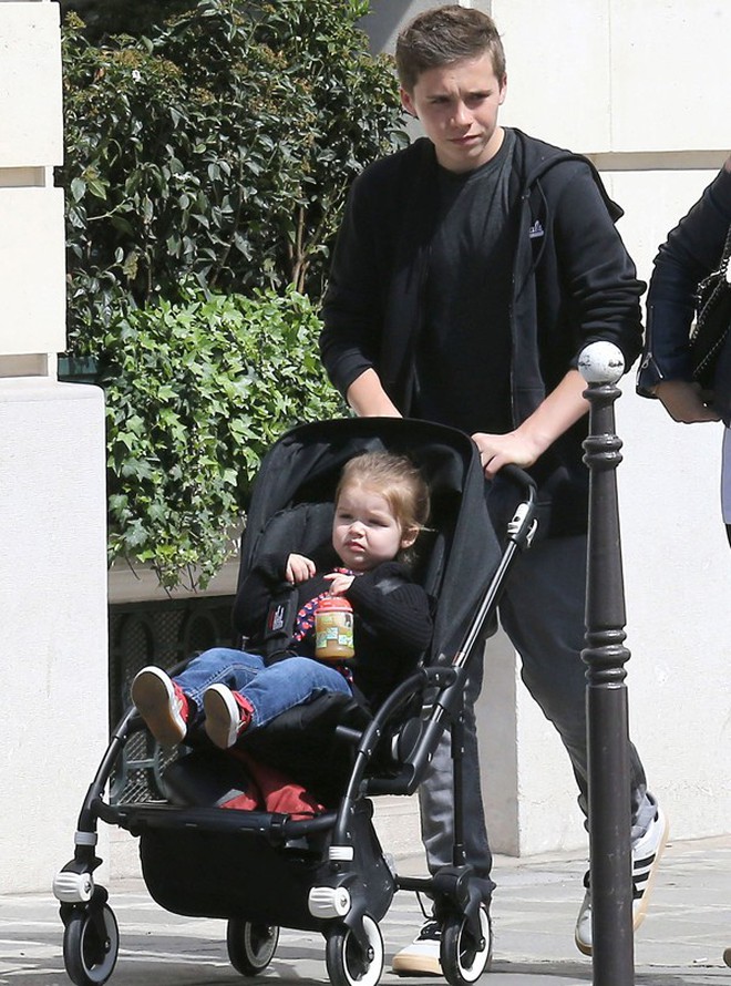 Ảnh: Harper Beckham từng là em gái út hạnh phúc nhất trong vòng tay anh cả, chị dâu, nay chỉ còn tiếc nuối...- Ảnh 3.