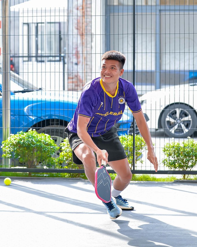 Thiếu gia nhà bầu Hiển rủ Văn Quyết, Duy Manh chơi pickleball, trận đấu căng như ATP, nhìn "phẩy vợt" mà choáng- Ảnh 6.