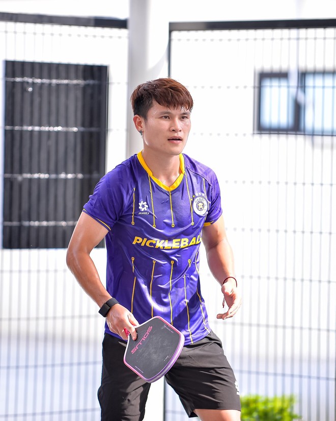 Thiếu gia nhà bầu Hiển rủ Văn Quyết, Duy Manh chơi pickleball, trận đấu căng như ATP, nhìn "phẩy vợt" mà choáng- Ảnh 9.