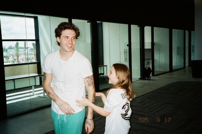 Ảnh: Harper Beckham từng là em gái út hạnh phúc nhất trong vòng tay anh cả, chị dâu, nay chỉ còn tiếc nuối...- Ảnh 8.