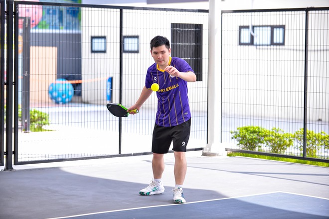Thiếu gia nhà bầu Hiển rủ Văn Quyết, Duy Manh chơi pickleball, trận đấu căng như ATP, nhìn "phẩy vợt" mà choáng- Ảnh 2.